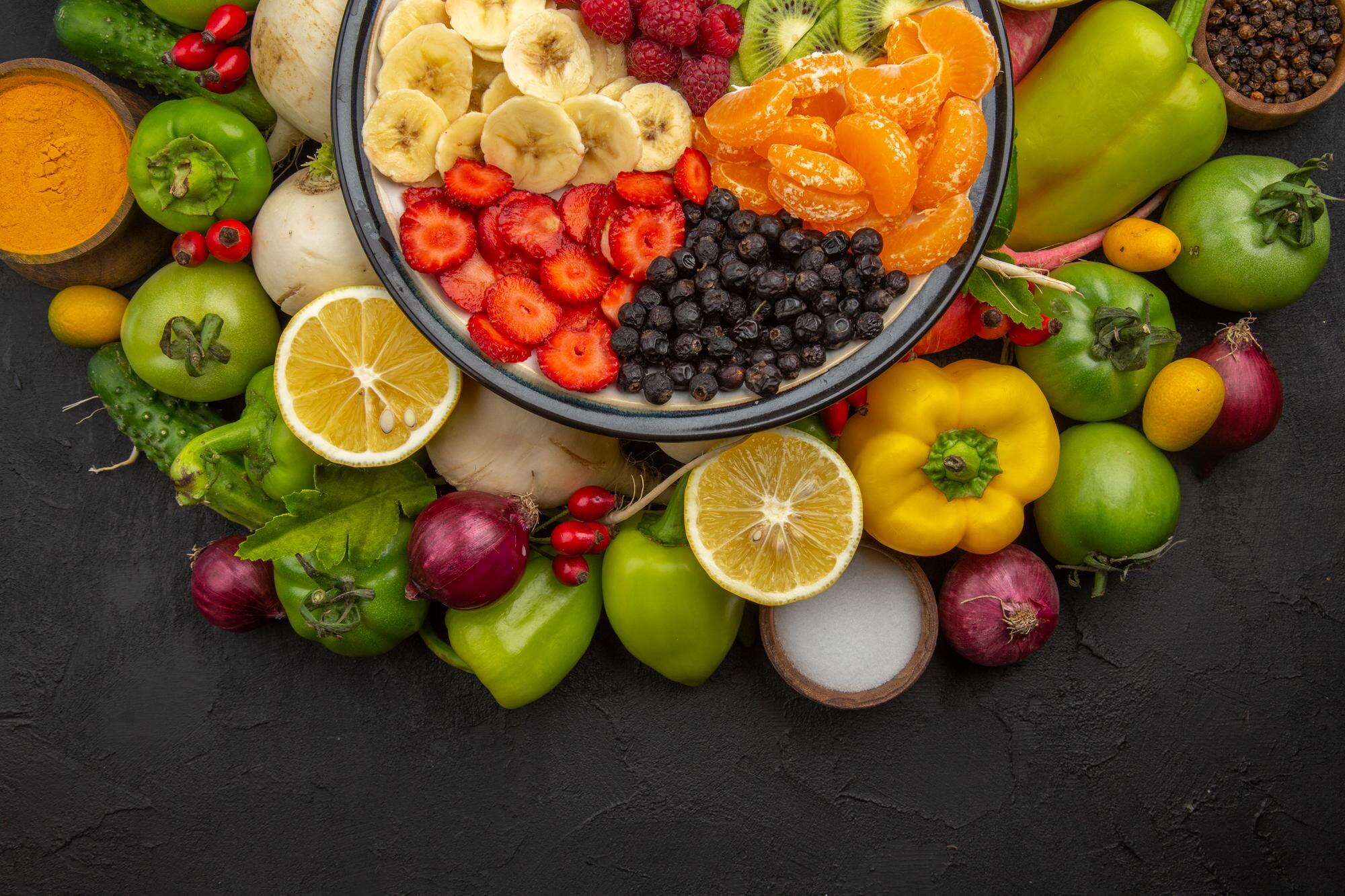 Variedad de verduras y frutas coloridas ricas en nutrientes para la salud visual